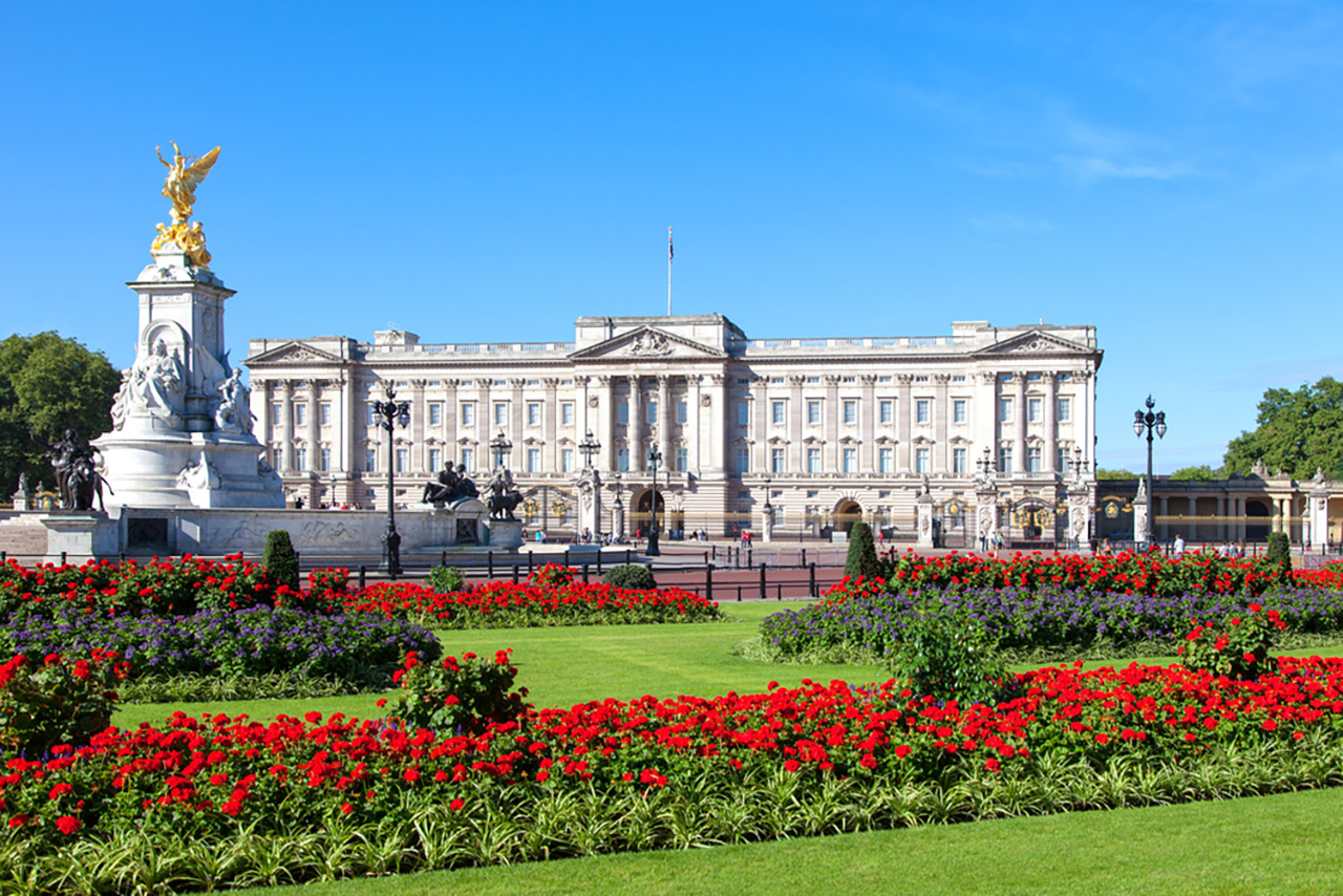 Top-10-most-beautiful-royal-palaces-in-the-world-buckingham-sm