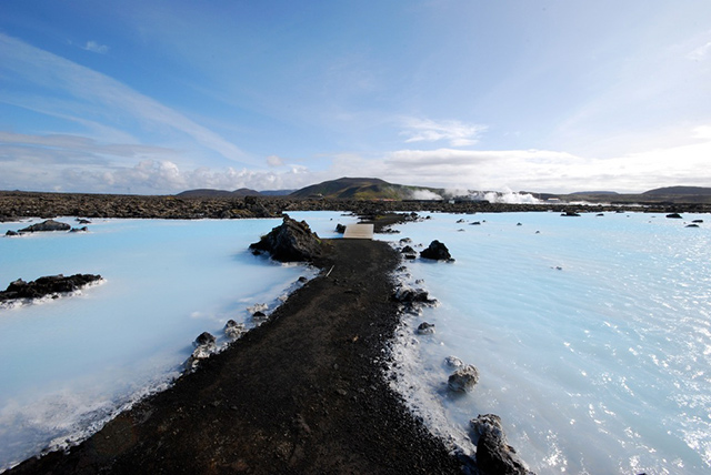 blue-lagoon-iceland-bridge