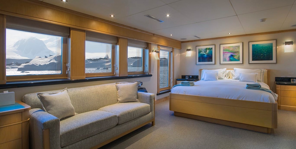 Expedition-yacht-for-charter-Alucia-Main-cabin-sm