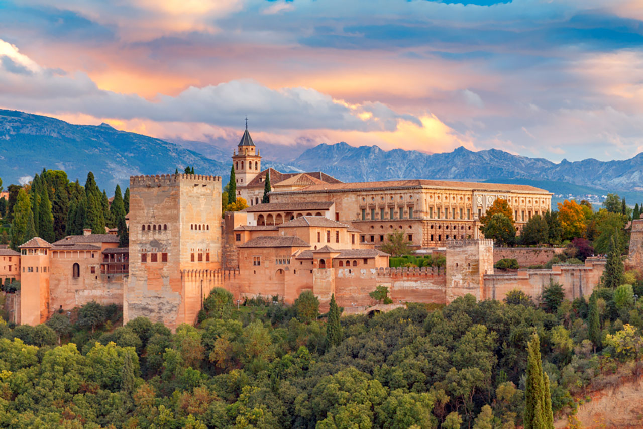 Top-10-most-beautiful-royal-palaces-in-the-world-alhambra-sm