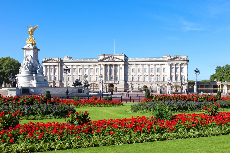 Top-10-most-beautiful-royal-palaces-in-the-world-buckingham-sm