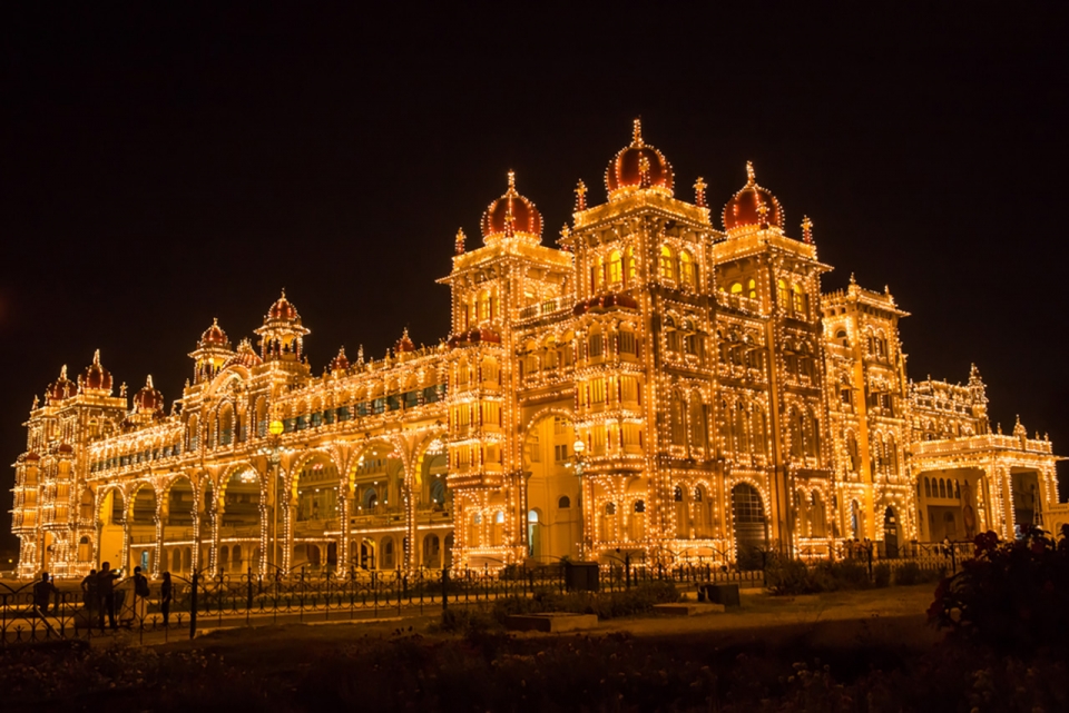 Top-10-most-beautiful-royal-palaces-in-the-world-mysore-sm