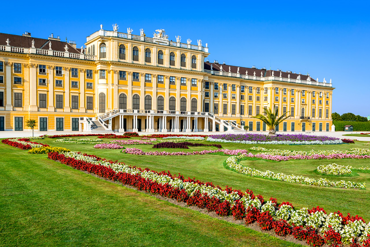 Top-10-most-beautiful-royal-palaces-in-the-world-schonbrunn-sm