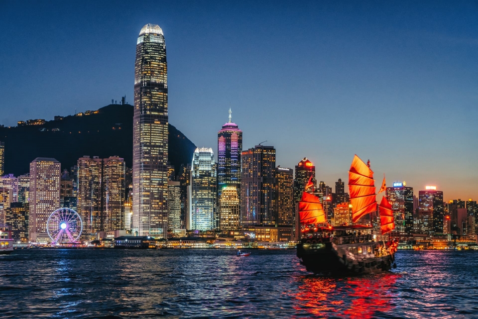 hong-kong-junk-boat-at-night